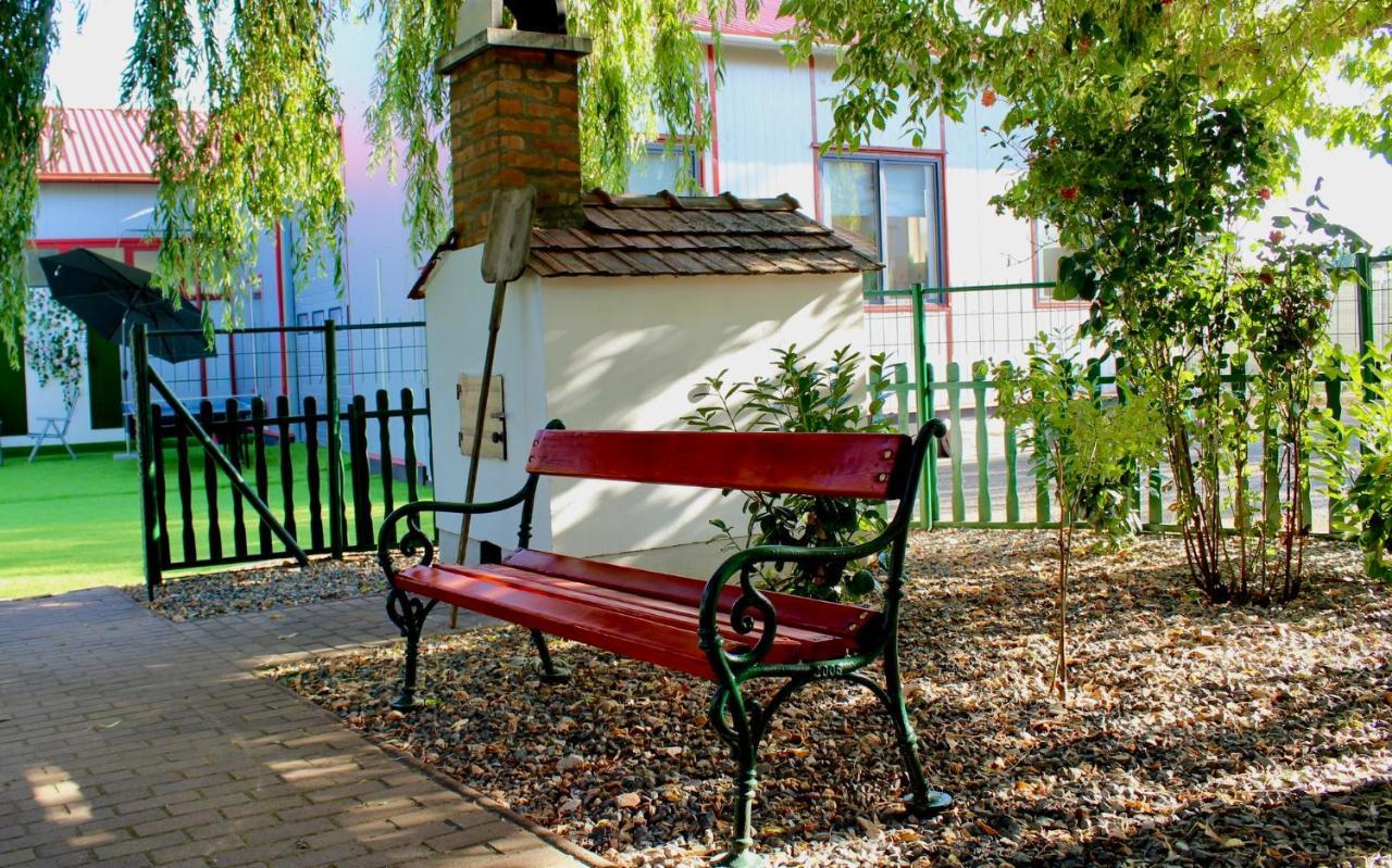 Вилла Applegarden Дебрецен Экстерьер фото